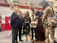 La consejera Carmen Conesa ante las im&aacute;genes procesionales del Nazareno de la Penitencia y el Ecce-Homo.&nbsp;(CARM)
