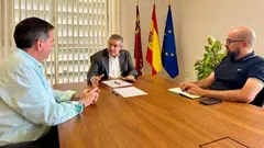 Reuni&oacute;n entre el consejero de Agricultura, Joaqu&iacute;n Buend&iacute;a, y el presidente de Ailimpo, Joaqu&iacute;n Rubio. (CARM)