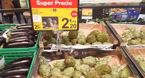 Foto prensa alcachofas en Carrefour