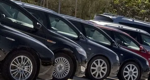 Autom&oacute;viles en venta. (Archivo)