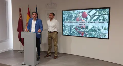 El consejero y el secretario general de ASAJA, Alfonso G&aacute;lvez, durante la rueda de prensa.