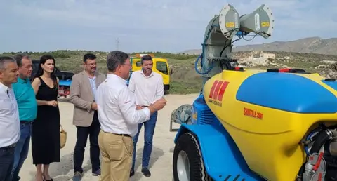 El consejero en funciones Antonio Luengo, durante su visita a la finca donde se utiliza el novedoso sistema de nebulizaci&oacute;n.  