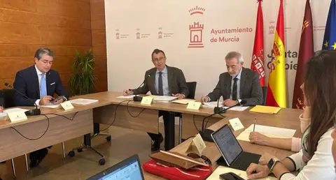 Igualmente, se han aprobado las bases para la licitaci&oacute;n del suministro de electricidad que da servicio a Mercamurcia.