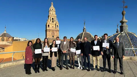 El consejero Luis Alberto Mar&iacute;n junto a los j&oacute;venes becados por el Info.
