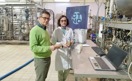 Alejandro Arribas (CETEC) y Presentaci&oacute;n Garc&iacute;a (CTNC) en la Planta Piloto del CTNC 1  (1)