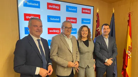 El director general adjunto de Banco Sabadell, Fernando Can&oacute;s; el director general de Av&aacute;lam, Luis Mart&iacute;nez de Salas; la directora regional de Murcia de Banco Sabadell, Gloria Abell&aacute;n, y el director comercial de Av&aacute;lam, Luis Alonso, tras la firma del acuerdo.