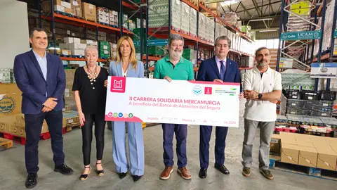 El concejal de Comercio y Consumo del consistorio murciano, Jes&uacute;s Pacheco, y la edil de Bienestar Social, Pilar Torres, han entregado el cheque a Jos&eacute; Garc&iacute;a-Galbis, presidente del Banco de Alimentos, en sus instalaciones.