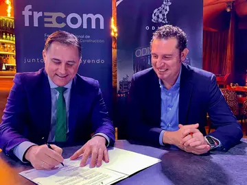 En la firma del acuerdo estuvieron presentes Jos&eacute; Hern&aacute;ndez, presidente de la
Federaci&oacute;n y Jos&eacute; Ram&oacute;n Gonz&aacute;lez Salinas, director-gerente del Centro de Ocio
ODISEO.