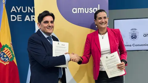 La alcaldesa de Archena, Patricia Fern&aacute;ndez y el presidente de Amusal, Pedro Antonio Abad, tras la firma del convenio.