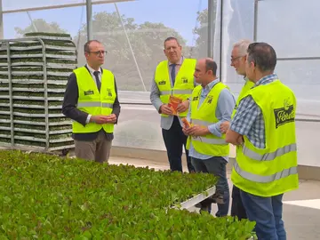 El consejero de Educaci&oacute;n, Formaci&oacute;n Profesional y Empleo, V&iacute;ctor Mar&iacute;n, present&oacute; la campa&ntilde;a de prevenci&oacute;n del golpe de calor en el trabajo, en la empresa Florette.