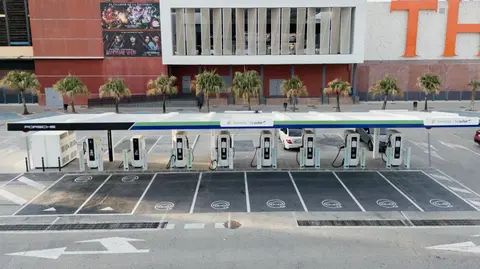 Estaci&oacute;n de recarga de Iberdrola | bp pulse en el Centro Comercial Thader.