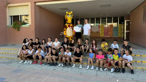 Los alumnos del CEIP Juan Ram&oacute;n Jim&eacute;nez posan junto al personal del parque y el diploma que los acredita como ganadores.