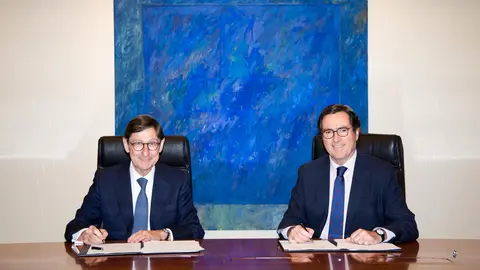El presidente de CaixaBank, Jos&eacute; Ignacio Goirigolzarri, y el presidente de la CEOE, Antonio Garamendi, en el momento de la firma.