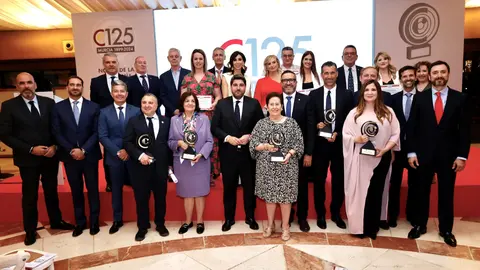 Foto de familia de la celebraci&oacute;n de la Noche de la Econom&iacute;a Murciana de La C&aacute;mara de Comercio de Murcia.