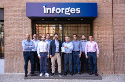 El equipo de Inforges de Murcia, con el galard&oacute;n.