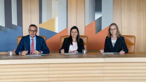 Firma del acuerdo entre el Banco Santander y el Grupo BEI.