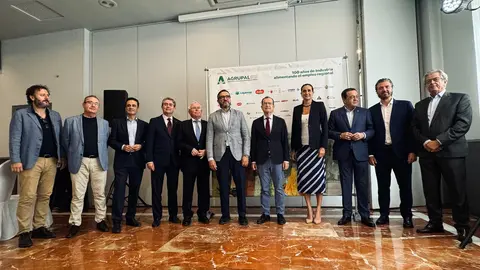 Fotograf&iacute;a con los asistentes a la Jornada organizada por Agrupal.