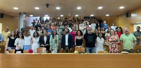 La consejera Carmen Conesa, el director del Instituto de Turismo, Juan Francisco Mart&iacute;nez, profesores, t&eacute;cnicos y alumnos, tras la clausura de los cursos de este ejercicio.