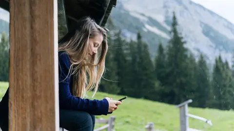 Una chica con el tel&eacute;fono m&oacute;vil.