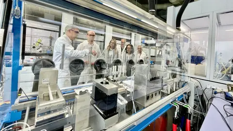 El consejero de Educaci&oacute;n y Empleo, V&iacute;ctor Mar&iacute;n, la directora del SEF, Marisa L&oacute;pez, y los responsables de la empresa Eurofins VillaPharma Research durante su visita al centro de investigaci&oacute;n, ubicado en el Centro Tecnol&oacute;gico de Fuente &Aacute;lamo.