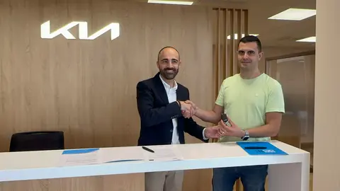 Firma del acuerdo entre el concesionario Kia M. Gallego y Hostecar.