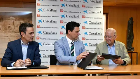 Juan Jes&uacute;s Lozano,  director Regi&oacute;n de Murcia de CaixaBank; Jos&eacute; Miguel Luengo, alcalde de San Javier; y Carlos Egea, presidente de la Fundaci&oacute;n Cajamurcia; durante la renovaci&oacute;n del convenio.