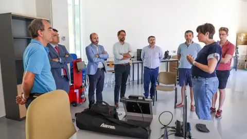 El director del Info, Joaqu&iacute;n G&oacute;mez, durante su visita a la empresa Juno Smart Digital Solutions.