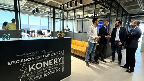 El consejero de Econom&iacute;a y Empresa, Luis Alberto Mar&iacute;n, durante la visita a Konery.
