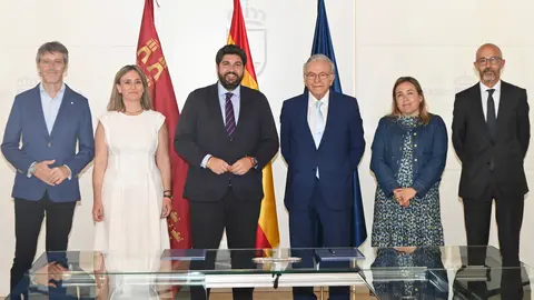 En el centro, el jefe del Ejecutivo regional, Fernando L&oacute;pez Miras, y el presidente de la Fundaci&oacute;n La Caixa, Isidro Fain&eacute;, momentos antes de la firma del convenio marco que recoge la colaboraci&oacute;n entre ambas instituciones en materia de acci&oacute;n social, cultural, cient&iacute;fica y educativa.