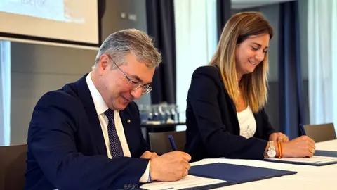 Patricia Fern&aacute;ndez, alcaldesa de Archena, y Luis Menor, presidente de la Diputaci&oacute;n de Ourense, firman el primer convenio bilateral entre Villas Termales de la FEMP.