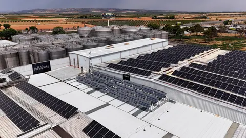 Imagen a&eacute;rea de la Bodega Los Llanos con los equipos de concentraci&oacute;n solar.