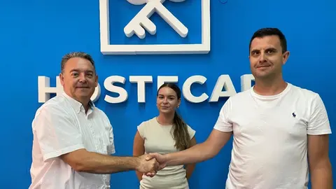 Imagen tras la firma de colaboraci&oacute;n empresarial entre Hostecar y TSI Levante.