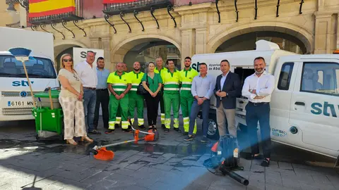 Imagen de grupo con los camiones de STV Gesti&oacute;n de fondo.
