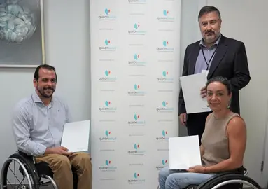 Luis Mesa del Castillo, gerente de Quir&oacute;nsalud Murcia, junto a representantes del UCAM Murcia BSR.