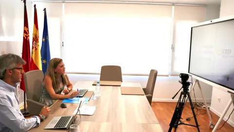 El consejero de Hacienda, Luis Alberto Mar&iacute;n, y la directora del Icref, Ana Mar&iacute;a L&oacute;pez, durante la reuni&oacute;n del consejo de administraci&oacute;n del Instituto de Cr&eacute;dito y Finanzas de la Regi&oacute;n de Murcia.