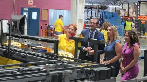 Imagen de la consejera Conchita Ruiz en su visita a Hefame.