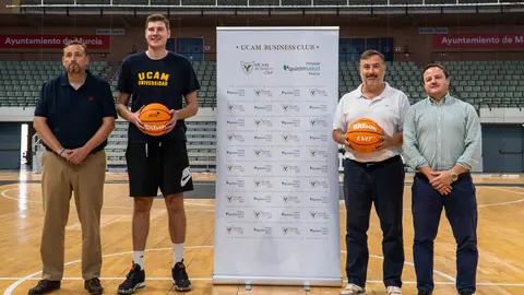 Luis Mesa, gerente de Quir&oacute;nsalud Murcia junto a los representantes de UCAM Murcia.
