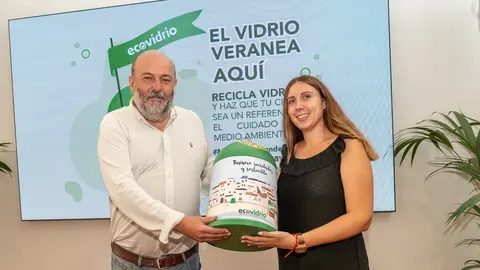 Entrega de un minigl&uacute; de Ecovidrio por parte del concejal Pablo Braquehais.