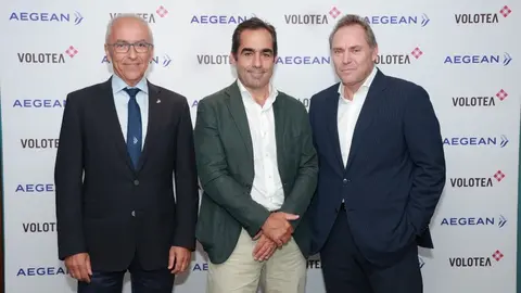 De izquierda a derecha, Dimitris Gerogiannis, CEO de Aegean Airlines; Carlos Mu&ntilde;oz, CEO y fundador de Volotea y Eftichios Vassilakis, Presidente de Aegean Airlines.