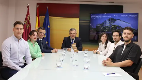 El consejero de Medio Ambiente, Universidades, Investigaci&oacute;n y Mar Menor, Juan Mar&iacute;a V&aacute;zquez, recibi&oacute; el pasado 31 de mayo a cuatro de los 16 investigadores murcianos que han podido disfrutar de becas gracias al convenio que mantiene la Comunidad con la Comisi&oacute;n Fulbright.