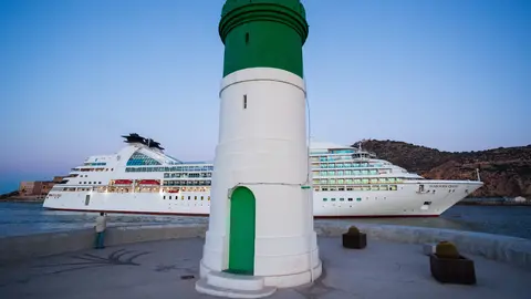 Imagen de un crucero y el faro de Curra.