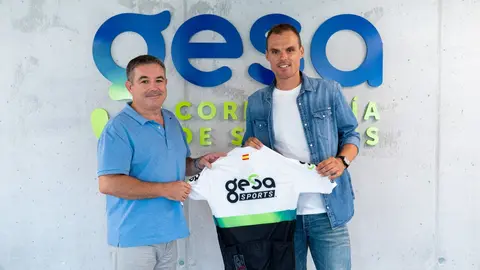 Imagen del acuerdo de Gesa con el ciclista Luis Le&oacute;n.