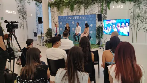 Los actores Alejo Sauras y Vanesa Romero, junto Paloma Tejero, productora de la pel&iacute;cula 'Hotel Bitcoin' durante su visita a Universae.