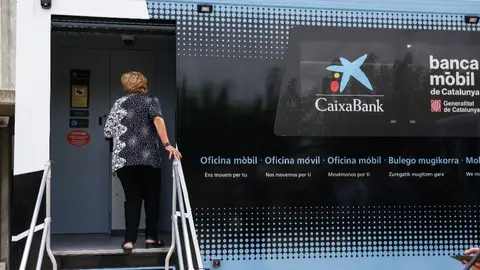Imagen de una oficina m&oacute;vil de CaixaBank.