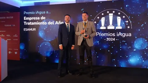 El director general del Agua, Jos&eacute; Sandoval, tras recoger el premio de mejor empresa de saneamiento y depuraci&oacute;n del a&ntilde;o 2024 para Esamur.
