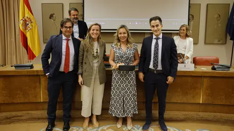 Manuel Olano, marketing manager de El Pozo; Carmen Navarro, secretaria cuarta del Congreso de los Diputados; Mar Fuertes, directora de Relaciones Institucionales de Grupo Fuertes; y Juan Carlos Cruz, Brand Manager de Extratiernos tras la entrega del galard&oacute;n.