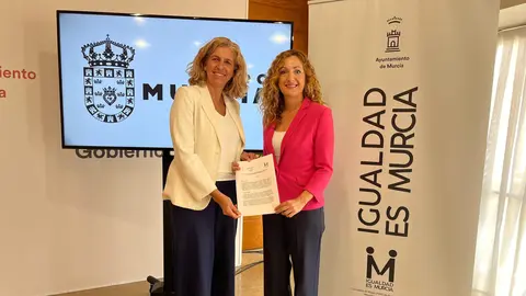 Imagen durante la presentaci&oacute;n del reconocimiento por parte de la concejal de Empleo, Mercedes Bernab&eacute;, y la concejal de Mujer, Ascensi&oacute;n Carre&ntilde;o.