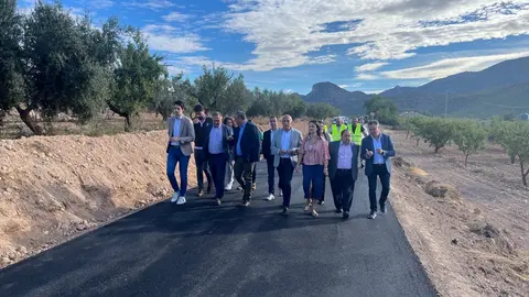 El director general de Carreteras, Francisco Carrillo, acompa&ntilde;ado por los representantes de los ayuntamientos de Mula, Pliego, Aledo y Lorca durante la visita a las obras de mejora de la RM-C5.