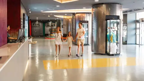 Imagen de la recepci&oacute;n del hotel tem&aacute;tico 'Magic Sports' dedicado al deporte.