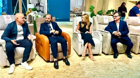 La consejera de Empresa, Marisa L&oacute;pez Arag&oacute;n, visita las empresas regionales en la Feria H&aacute;bitat de Valencia.